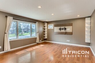 11233 Nevada Ave N in Champlin, MN - Foto de edificio - Building Photo