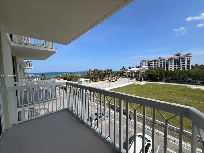 125 S Ocean Ave in Palm Beach Shores, FL - Foto de edificio - Building Photo
