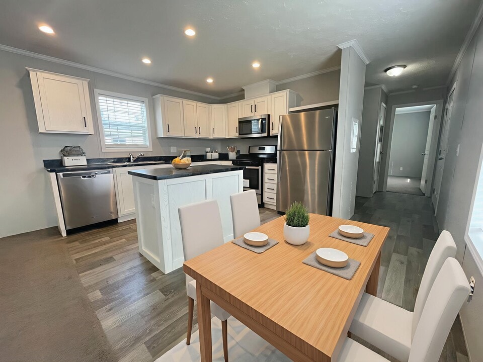 16185 Notre Dame St in Clinton Township, MI - Building Photo