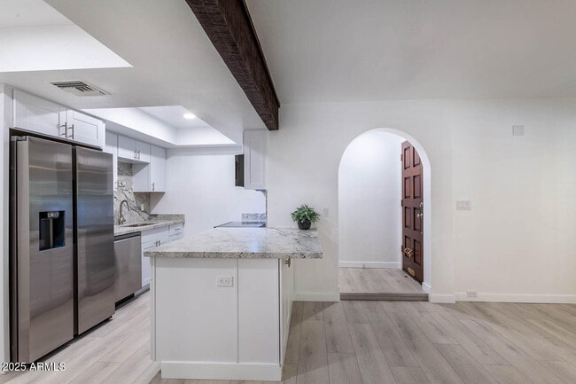 7557 N Dreamy Draw Dr in Phoenix, AZ - Building Photo - Building Photo