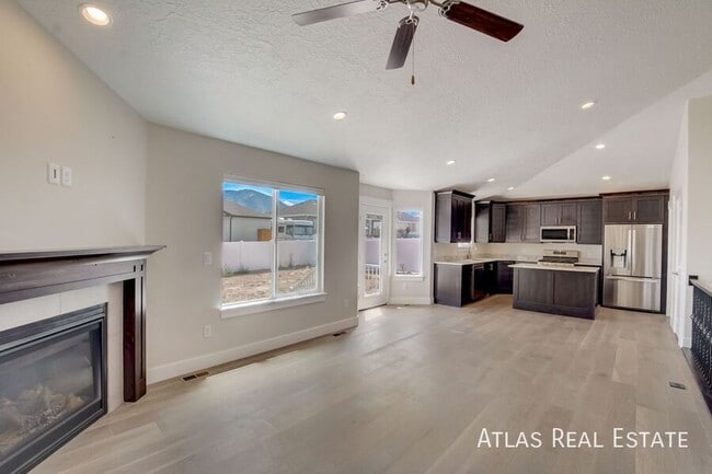 property at 1092 N Providence Wy