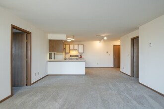 Shady Lane Apartments in Menomonee Falls, WI - Foto de edificio - Interior Photo