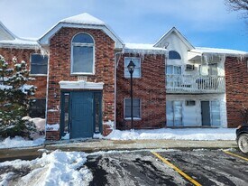 1371 Cunat Ct in Lake In The Hills, IL - Building Photo