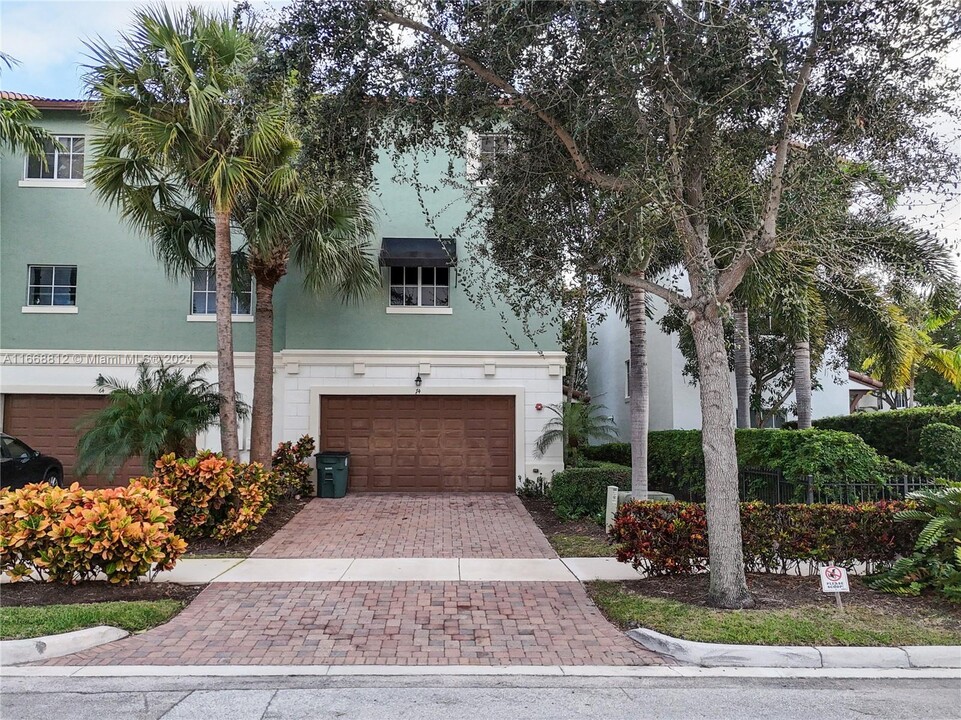 74 NW 7th St in Boca Raton, FL - Building Photo