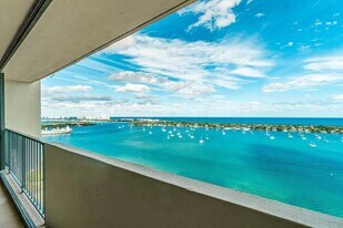 5600 N Flagler Dr, Unit PH108 in West Palm Beach, FL - Building Photo