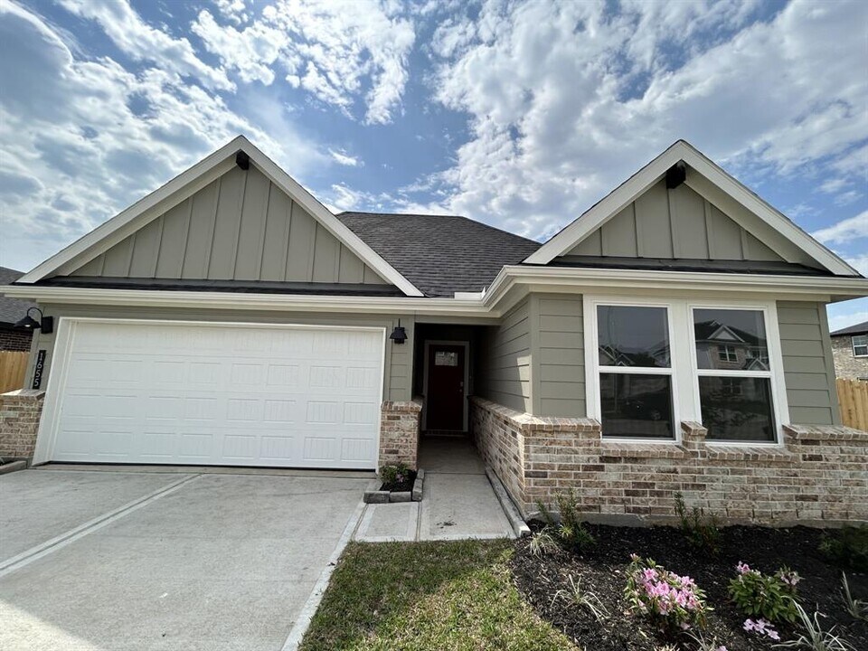 1655 Westway Dr in Fresno, TX - Building Photo