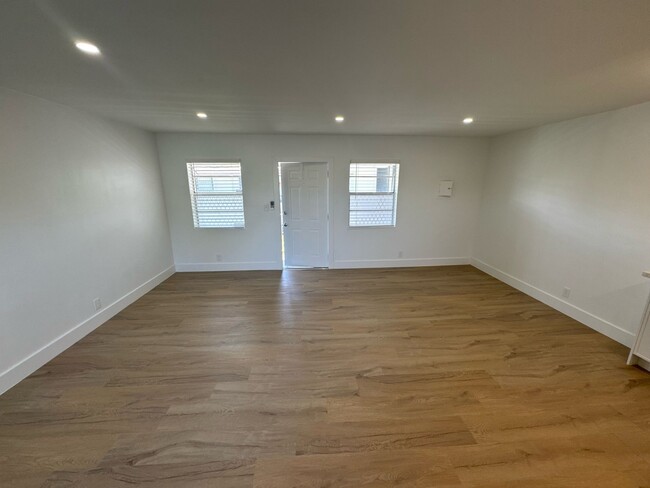 La Siesta Apartments I LLC in Fort Lauderdale, FL - Building Photo - Building Photo