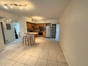 2630 SW 28th St, Unit 16 in Miami, FL - Building Photo - Building Photo