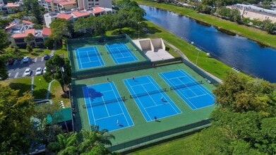 2202 S Cypress Bend Dr, Unit 906 in Pompano Beach, FL - Foto de edificio - Building Photo