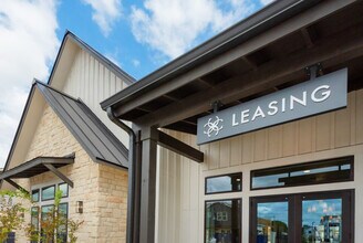 Collection Champions Circle in Fort Worth, TX - Foto de edificio - Building Photo