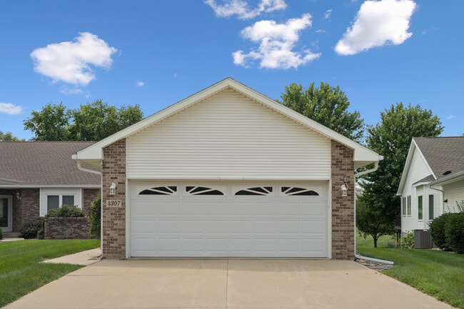 4307 Briarwood Dr in Cedar Falls, IA - Building Photo - Building Photo