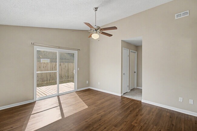 1384 Forest Lake Dr in Hinesville, GA - Building Photo - Building Photo