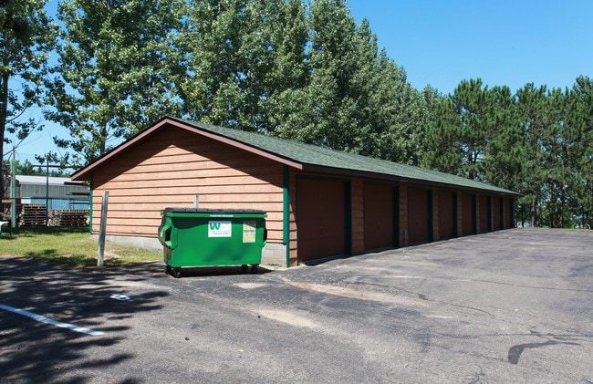 330 Hillside Cir in Baldwin, WI - Foto de edificio - Building Photo
