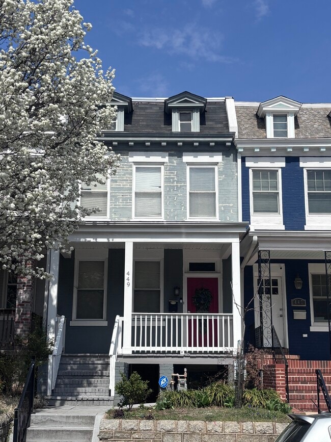449 Newton Pl NW