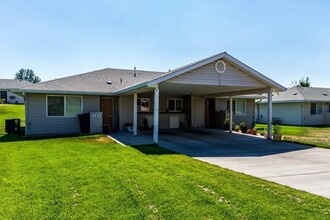 212 Anderson Cir NE in Boardman, OR - Foto de edificio - Building Photo