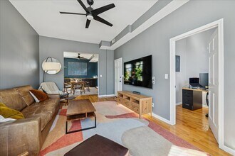 3024 N Sawyer Ave in Chicago, IL - Building Photo - Building Photo