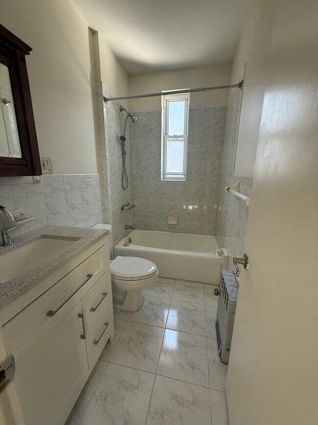 31 Bay 34th St, Unit 2 in Brooklyn, NY - Foto de edificio - Building Photo