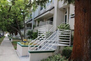 5145 Yarmouth Ave in Encino, CA - Building Photo