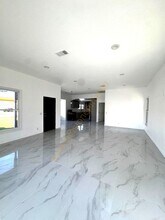 696 E 9th St in Upland, CA - Foto de edificio - Building Photo