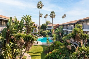 Lexington Courtyard in Anaheim, CA - Building Photo