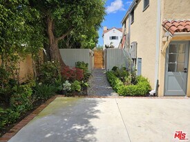 212 S Muirfield Rd in Los Angeles, CA - Building Photo