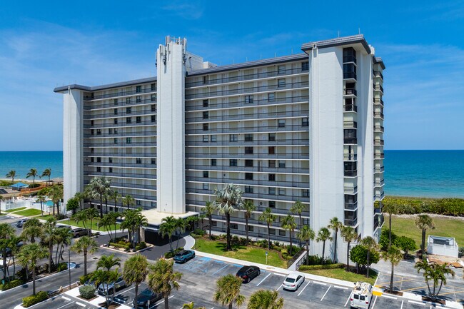 Island Crest Condominium in Jensen Beach, FL - Building Photo - Primary Photo