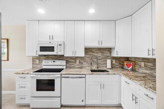 24 Stratford Dr E in Boynton Beach, FL - Building Photo - Building Photo