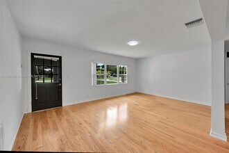 1520 NE 108th St in North Miami, FL - Building Photo - Building Photo