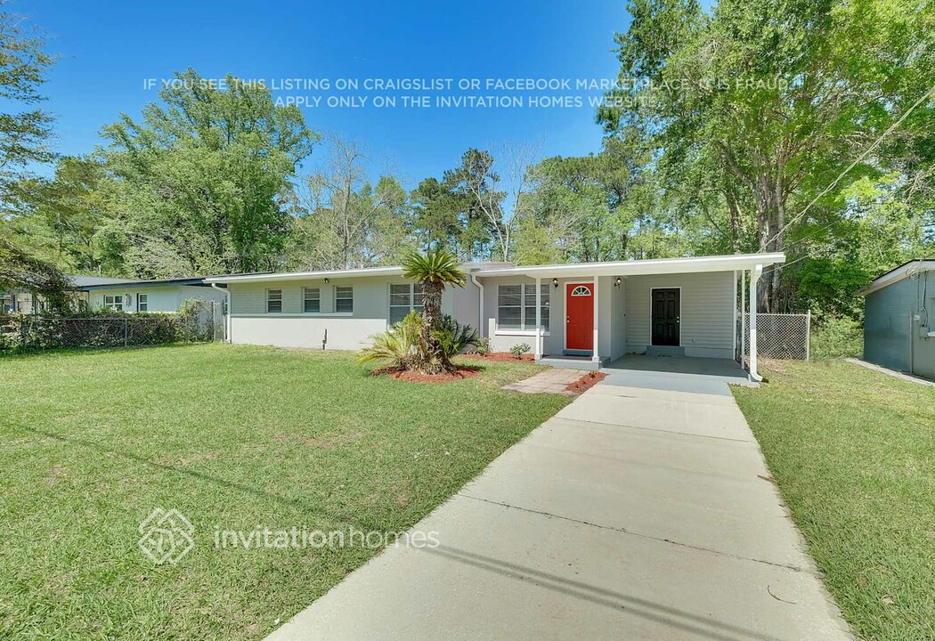 8027 Joffre Dr in Jacksonville, FL - Foto de edificio