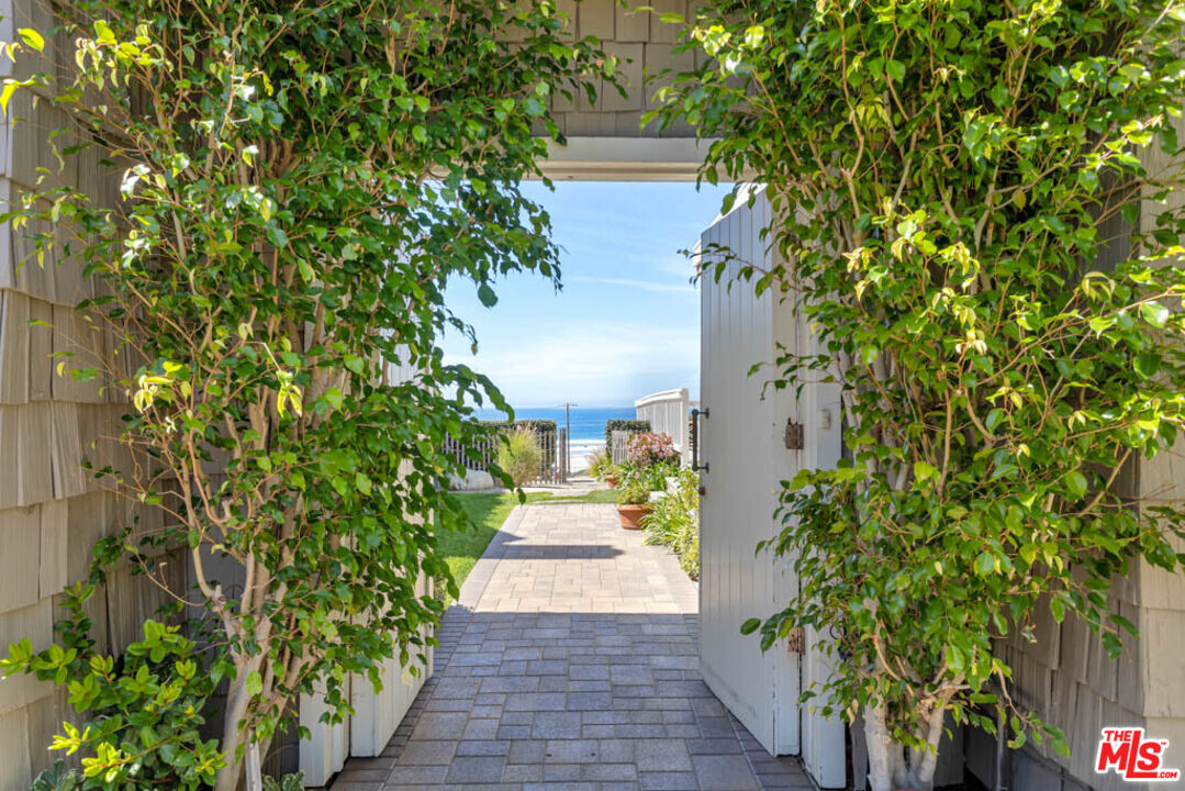 6439 Surfside Way in Malibu, CA - Building Photo