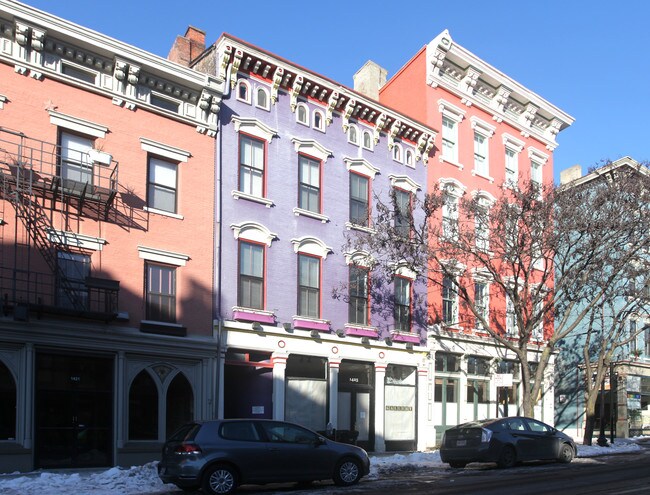1425 Main St