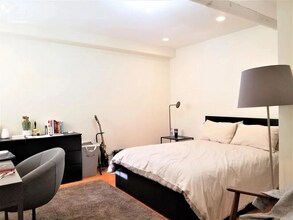 16 Euston St, Unit 1 in Brookline, MA - Foto de edificio - Building Photo