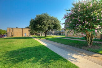 Bear Creek Apartments in Euless, TX - Foto de edificio - Building Photo