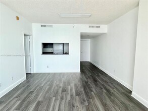 2475 Brickell Ave, Unit 2408 in Miami, FL - Foto de edificio - Building Photo