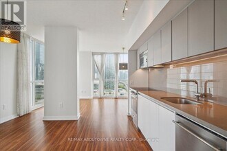 75-1975 Queens Wharf Rd in Toronto, ON - Building Photo - Building Photo