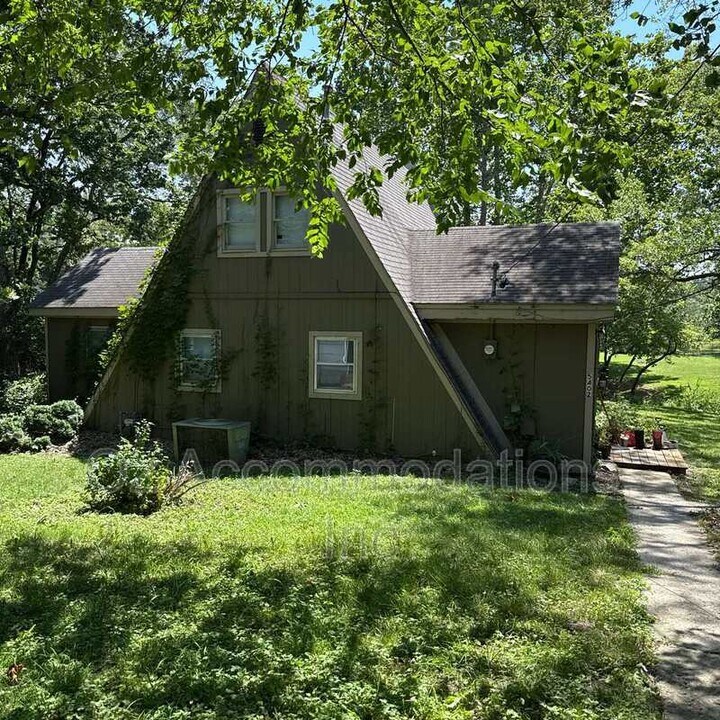 5402 NW Venetian Dr in Kansas City, MO - Building Photo