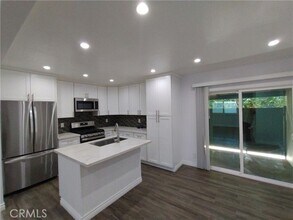 13714 Hoyt St in Los Angeles, CA - Foto de edificio - Building Photo