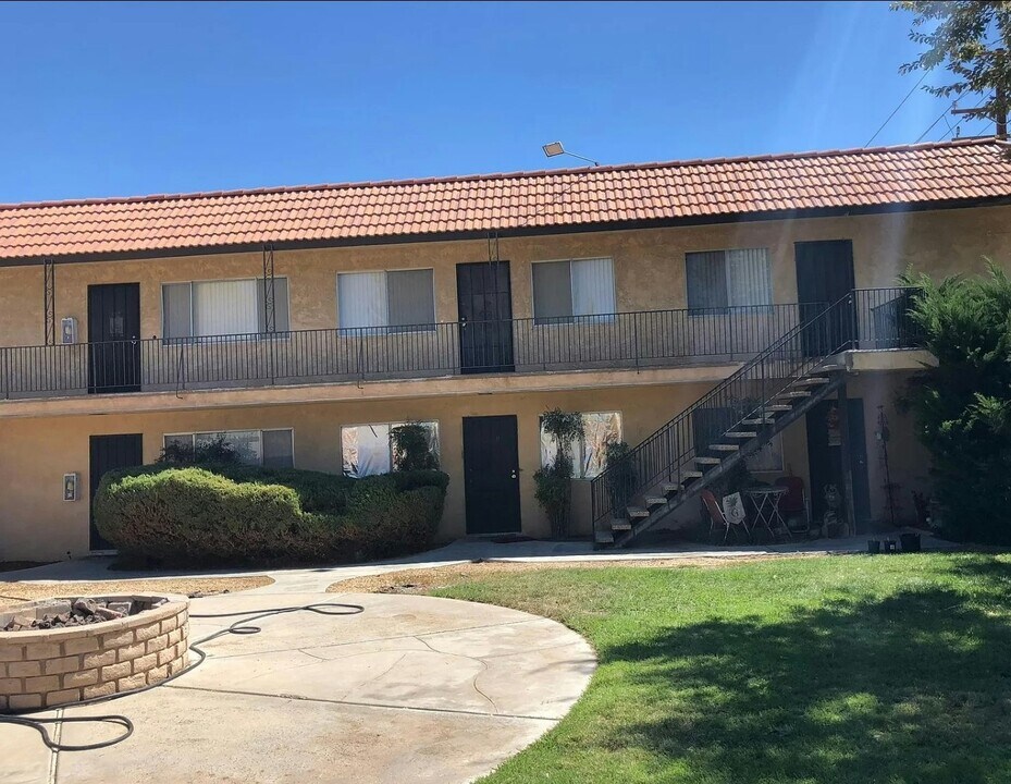 19227 California 18 in Apple Valley, CA - Building Photo