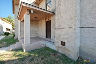 1024 Mission Dr in New Braunfels, TX - Building Photo