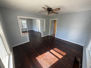 2527 Leslie Ave in Overland, MO - Building Photo - Building Photo
