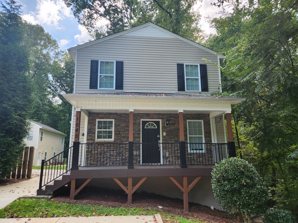 1048 Ranch Dr in Winston-Salem, NC - Foto de edificio