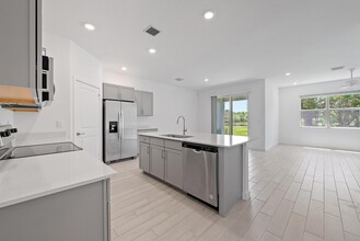 5880 SE Sky Blue Cir in Stuart, FL - Building Photo - Building Photo