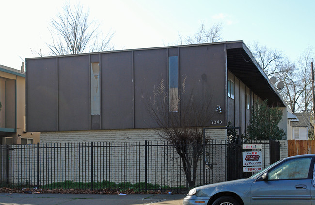 3240 W St in Sacramento, CA - Foto de edificio - Building Photo