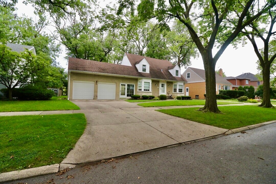 1111 S Washington Ave in Park Ridge, IL - Building Photo