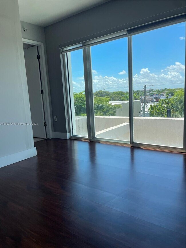 1475 SW 8th St in Miami, FL - Building Photo - Building Photo