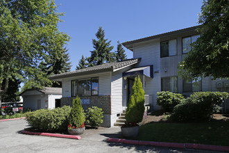 Lake Crest Apartments in Milwaukie, OR - Building Photo - Building Photo