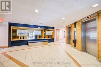 5250 Lakeshore Rd. in Burlington, ON - Building Photo - Building Photo