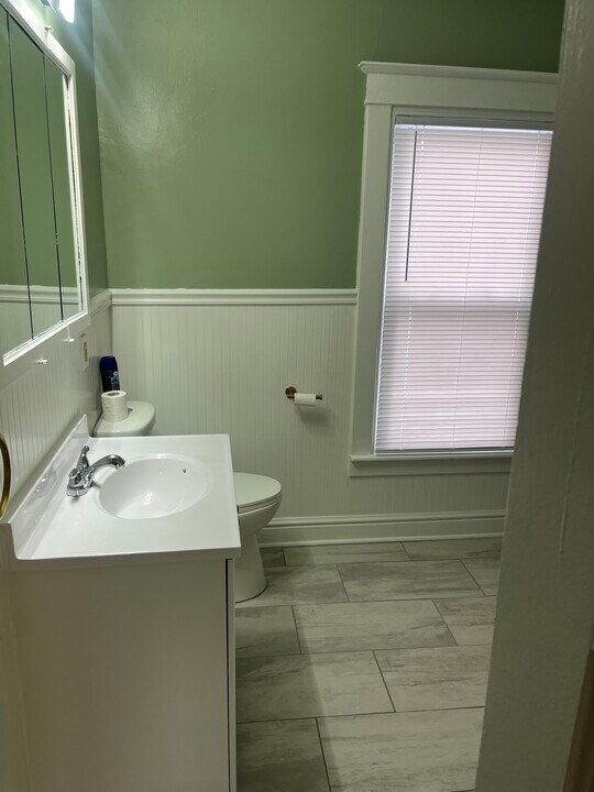 902 Chicago Ave, Unit 1 in Lansing, MI - Building Photo