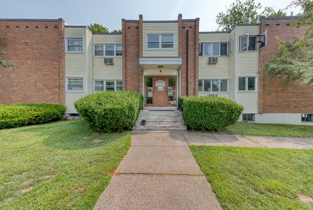 20 Thompson Rd in Manchester, CT - Building Photo
