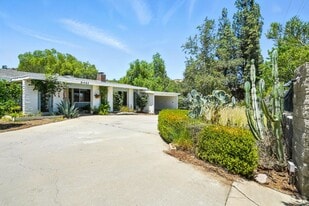 8461 Valley Circle Blvd in Los Angeles, CA - Building Photo
